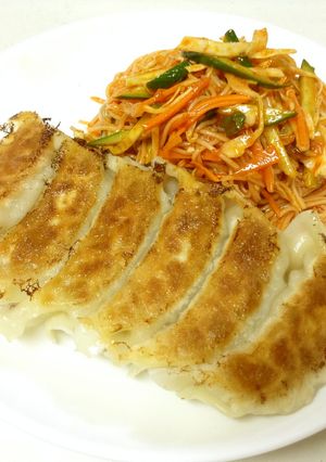 王将の餃子でチョルピビンマンドゥ-レシピのメイン写真