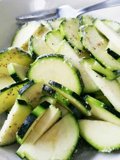切るだけ簡単ズッキーニサラダ-レシピのメイン写真