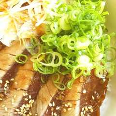 รูปของ ごま醤油でサッパリ鰹のたたき丼
