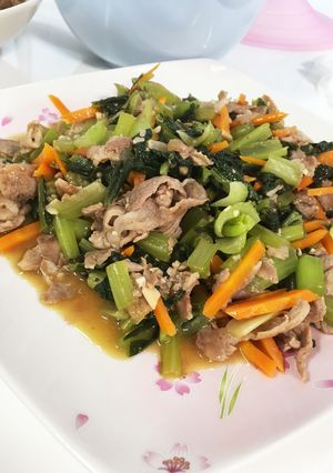 豚肉と小松菜人参のにんにく醤油炒め-レシピのメイン写真