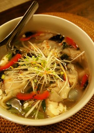 餃子が変身！野菜と崩し豆腐の雲吞風スープ-レシピのメイン写真