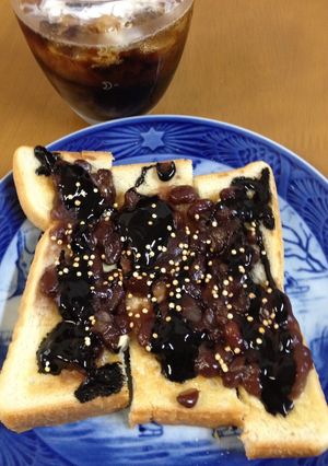 ねりごまと小倉のブラックキヌアトースト-レシピのメイン写真