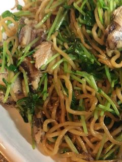 豆苗☆小いわし油漬焼きそば-レシピのメイン写真