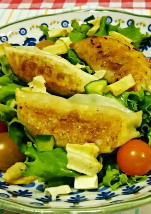 餃子と仲良しサラダ(☆´∀`人´∀`☆)-レシピのメイン写真