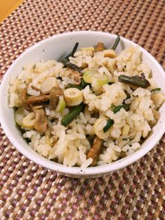 出汁がきいてる☆山菜たっぷり炊き込みご飯-レシピのメイン写真