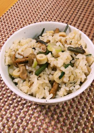 出汁がきいてる☆山菜たっぷり炊き込みご飯-レシピのメイン写真