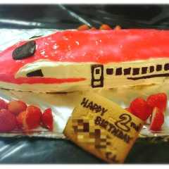 รูปของ お誕生日に☆ロールケーキで新幹線こまち