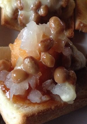 チリソース味冷凍唐揚げ&納豆のピザ-レシピのメイン写真
