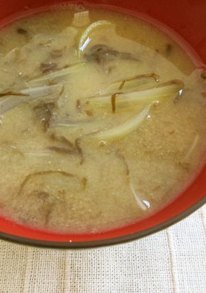 タマネギともずくの味噌汁-レシピのメイン写真