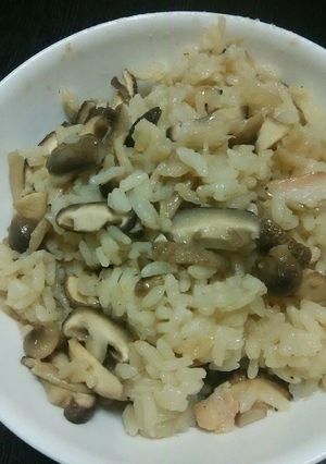 コンソメでキノコとベーコンの炊き込みご飯-レシピのメイン写真