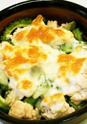 ゴーヤの鶏ひき肉そぼろチーズ焼き-レシピのメイン写真