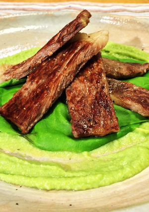 えんどう豆でグリーンソースステーキ-レシピのメイン写真