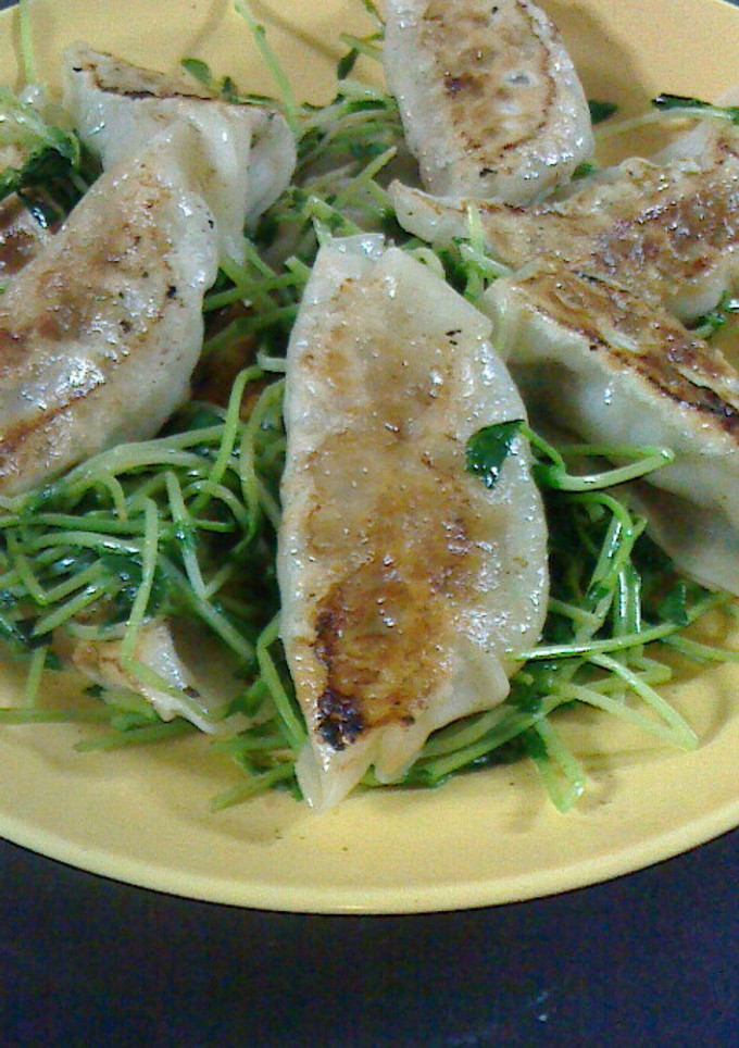 生餃子と豆苗の炒めもの-レシピのメイン写真