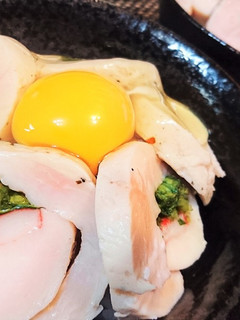 鶏ハム活用★ガッツリ飯【落し卵鶏ハム丼】-レシピのメイン写真
