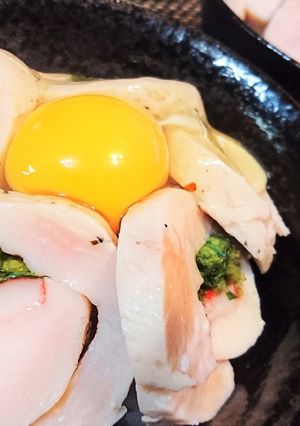 鶏ハム活用★ガッツリ飯【落し卵鶏ハム丼】-レシピのメイン写真