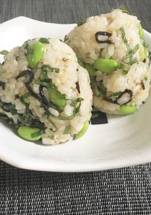 朝食に☆枝豆と塩昆布のオイルおにぎり-レシピのメイン写真