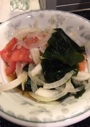 材料これだけ！トマ玉わかめ酢-レシピのメイン写真