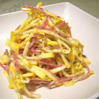 基本からアレンジまで！思わずつくりたくなる「サラミサラダ」のレシピ