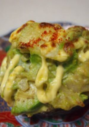 餃子の王将の餃子でアボカドカップグラタン-レシピのメイン写真