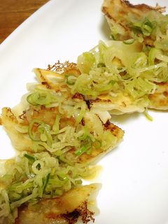 『餃子の王将』の生餃子でネギ塩ダレのせ-レシピのメイン写真