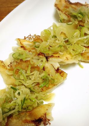 『餃子の王将』の生餃子でネギ塩ダレのせ-レシピのメイン写真