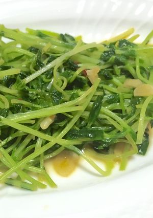 豆苗のナンプラー❤︎ガリバタ炒め-レシピのメイン写真