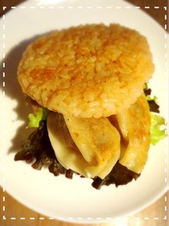 餃子の王将の生餃子de焼きおにぎりサンド-レシピのメイン写真