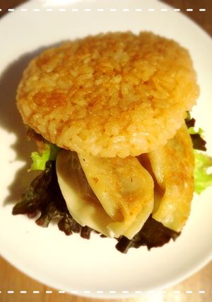 餃子の王将の生餃子de焼きおにぎりサンド-レシピのメイン写真
