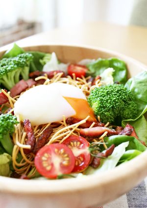 居酒屋風★パリパリ麺の温玉サラダ-レシピのメイン写真