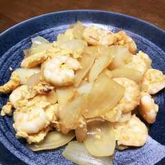 รูปของ お弁当にも☆簡単！エビと新玉ねぎの卵とじ