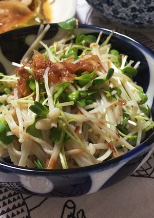 簡単5分☆えのきとかいわれの梅かつお和え-レシピのメイン写真