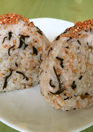 ☆梅ごま 梅の実ひじき おにぎり-レシピのメイン写真