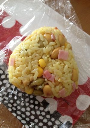 サラダに!まめ&コーンでカレーおにぎり-レシピのメイン写真