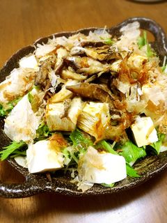 炒めたキノコをのせた水菜と豆腐のサラダ-レシピのメイン写真