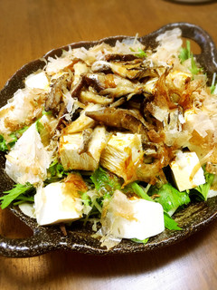 炒めたキノコをのせた水菜と豆腐のサラダ-レシピのメイン写真