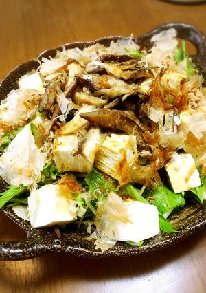 炒めたキノコをのせた水菜と豆腐のサラダ-レシピのメイン写真