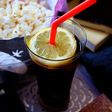 炭酸飲料のストローを浮かせない工夫。