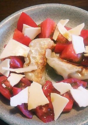 王将餃子とトマトのサラダ-レシピのメイン写真