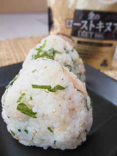 ローストキヌアと鮭のオイルおにぎり-レシピのメイン写真