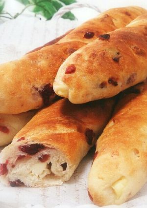 クランベリーとマカダミアとクリチのパン-レシピのメイン写真