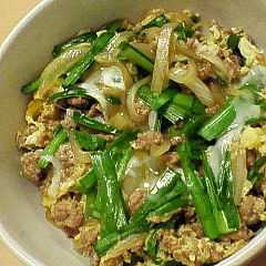 รูปของ ボリューム満点！豚ひき肉ニラ玉丼