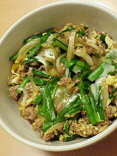 ボリューム満点!豚ひき肉ニラ玉丼-レシピのメイン写真