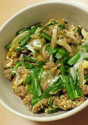ボリューム満点！豚ひき肉ニラ玉丼-レシピのメイン写真