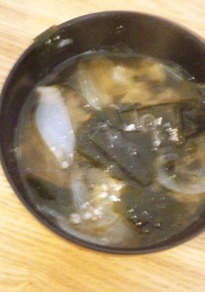 一人御膳□玉ねぎとわかめのお味噌汁-レシピのメイン写真