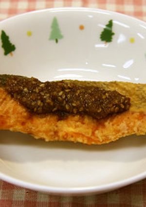 鮭のごまだれかけ【学校給食】-レシピのメイン写真