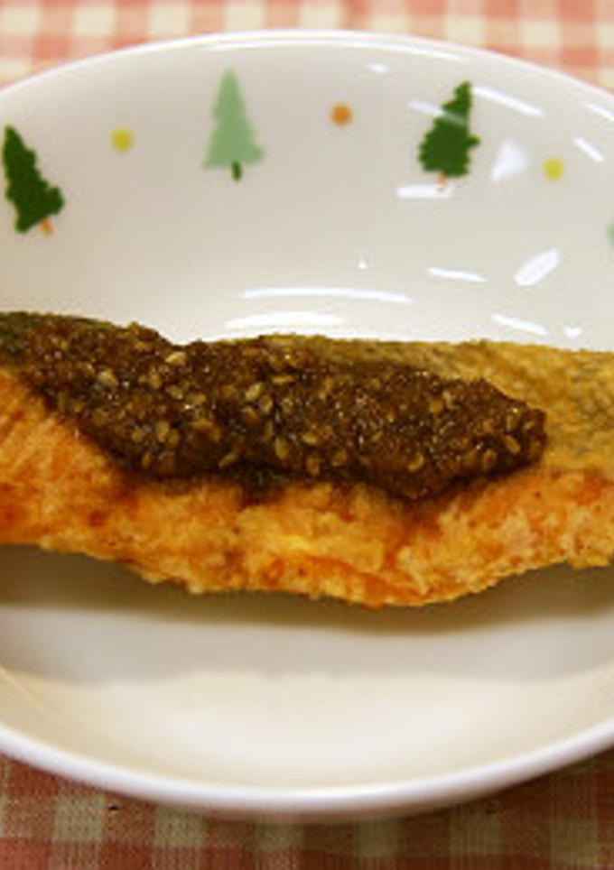 鮭のごまだれかけ【学校給食】-レシピのメイン写真