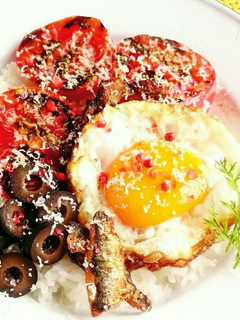 伊なトマ目玉焼き丼-レシピのメイン写真