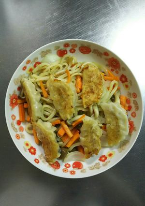 簡単♪焼きうどんの餃子のせ-レシピのメイン写真