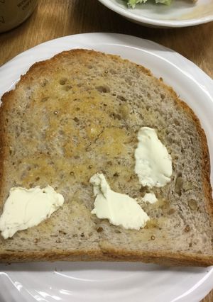 キヌアとくるみ入りの食パンのトースト-レシピのメイン写真