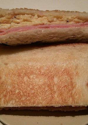 朝食に♪ゴマ辛子マヨの卵焼きサンド-レシピのメイン写真